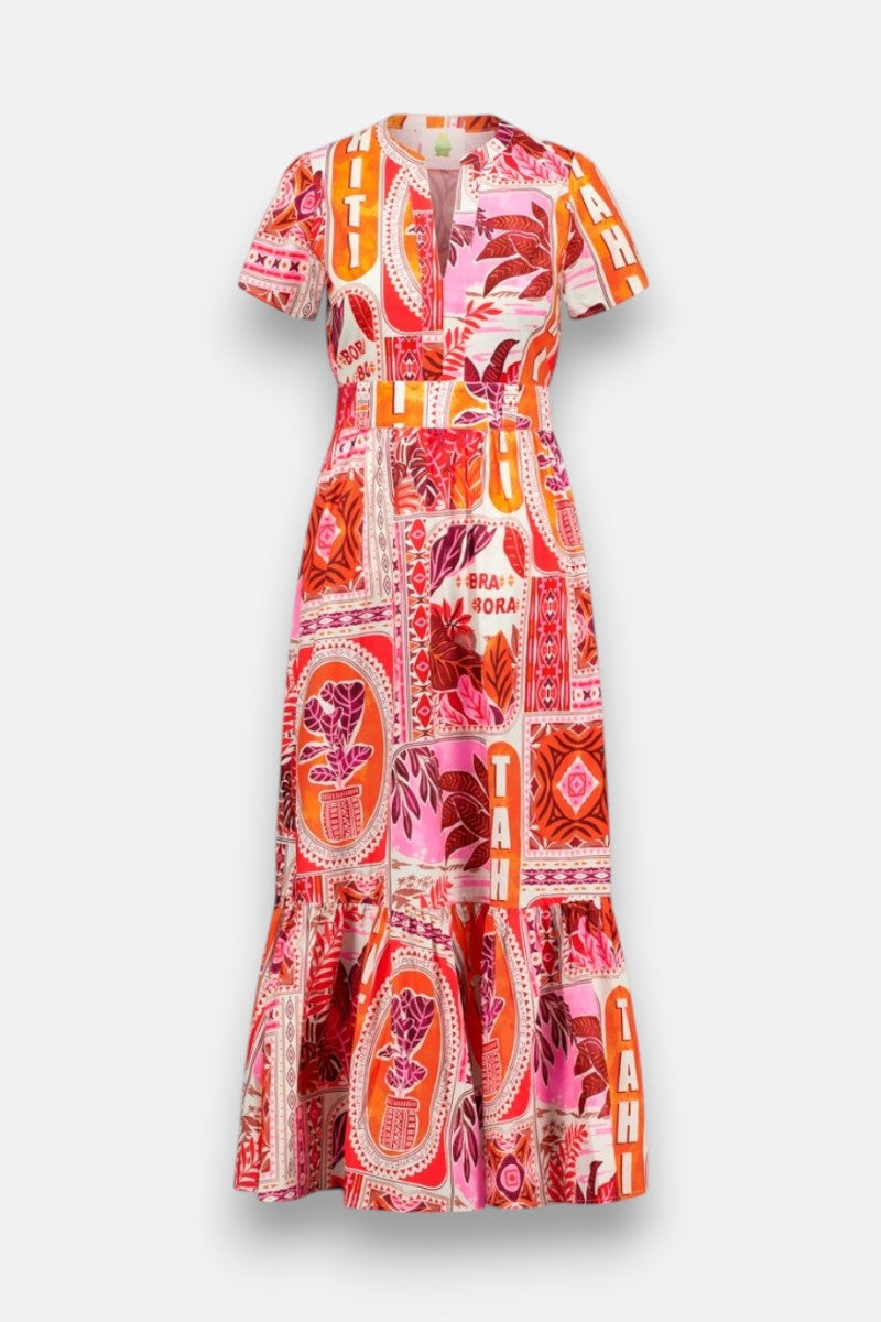 Dieses farbenfrohe Princess Goes Hollywood Maxikleid hat kurze Ärmel, Baumwollpopeline, einen pink-rot-orangen Tahiti-Aufdruck mit tropischen Blättern, die Aufschrift TAHITI und BORA BORA, einen V-Ausschnitt und einen verspielten Rüschensaum.