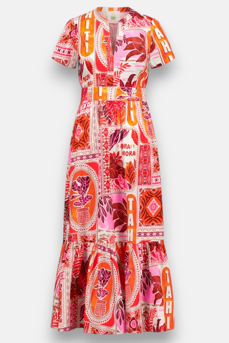 Princess Goes Hollywood präsentiert ein kurzärmeliges, gegürtetes Midikleid aus leuchtend roter, rosa und orangefarbener Baumwollpopeline mit Tahiti-Print. Der ausgestellte Rock hat einen gerüschten Saum und verspielte "TAHITI" und "BORA BORA"-Schriftzüge zwischen blattartigen, floralen Motiven.