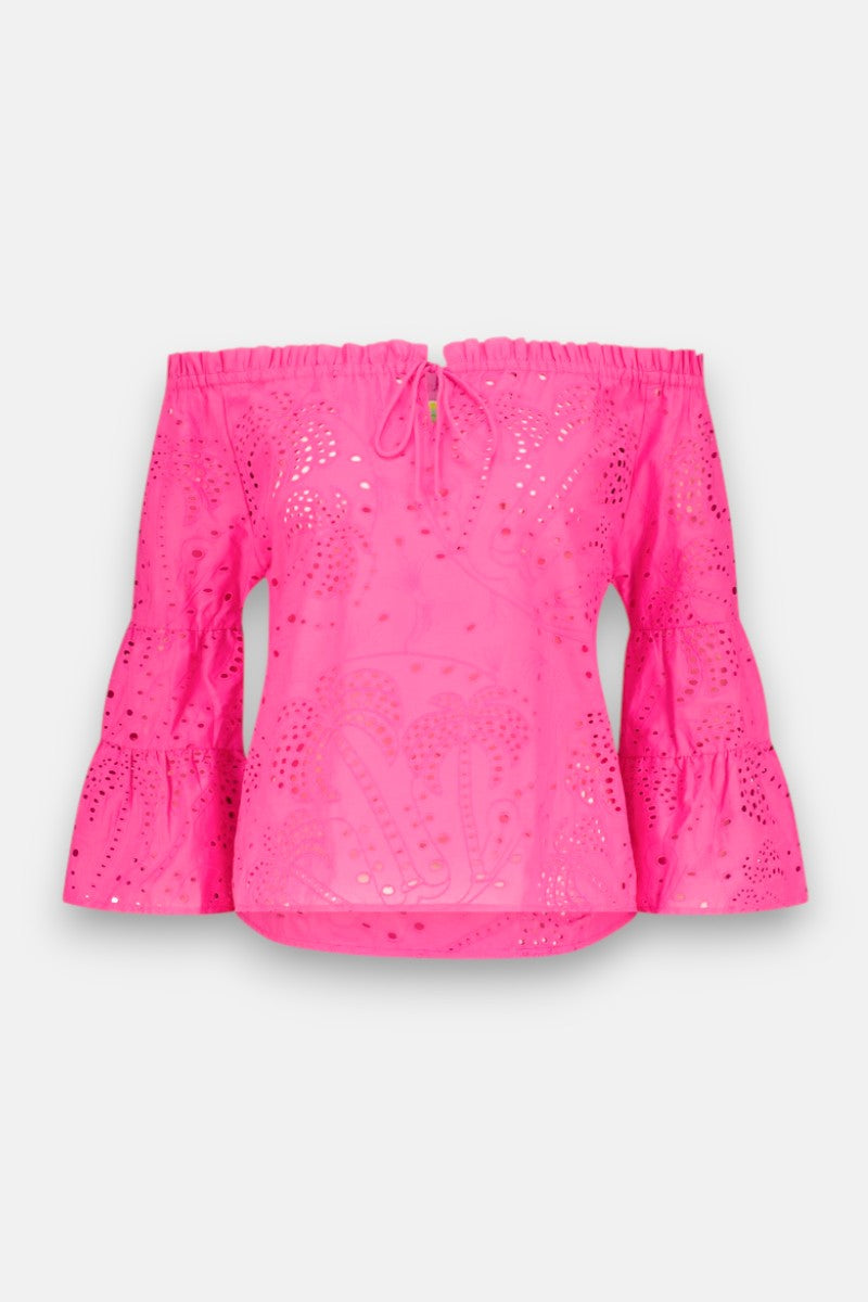 Die Carmenbluse in leuchtendem Pink von Princess Goes Hollywood besticht durch voluminöse, ausladende Ärmel und eine auffällige Ösenstickerei. Verschlungene Blumen- und Paisleymuster unterstreichen die lockere, fließende Passform, die mit einer zierlichen Bindung am mittleren Ausschnitt abgeschlossen wird.