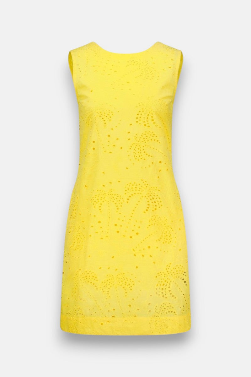 Ärmelloses, gelbes Minikleid von Princess Goes Hollywood mit Rundhalsausschnitt und dezenter Blumen- und kreisförmiger Ösenstickerei für mehr Struktur. Es ist aus weicher Baumwolle gefertigt und fällt oberhalb des Knies. Abgebildet vor einem schlichten weißen Hintergrund.