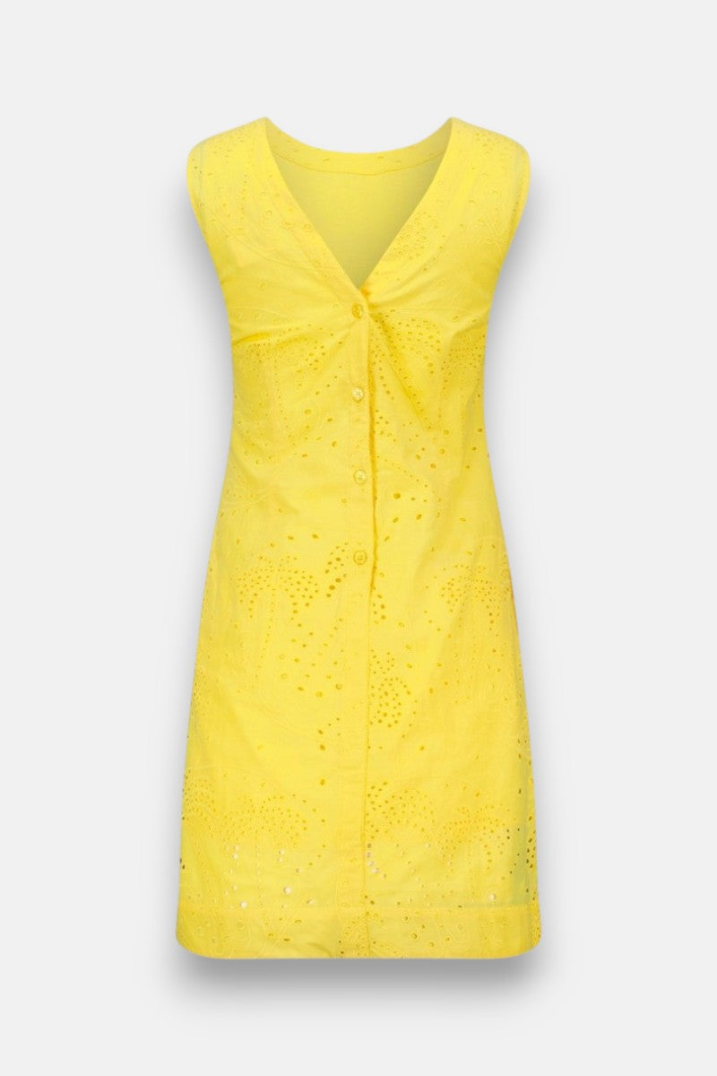 Das ärmellose gelbe Minikleid von Princess Goes Hollywood hat einen V-Ausschnitt, einen Knopfverschluss vorne, ein Lochstickerei-Blumenmuster auf Baumwollstoff, eine taillierte Passform und einen Saum oberhalb des Knies, abgebildet auf einem schlichten weißen Hintergrund.