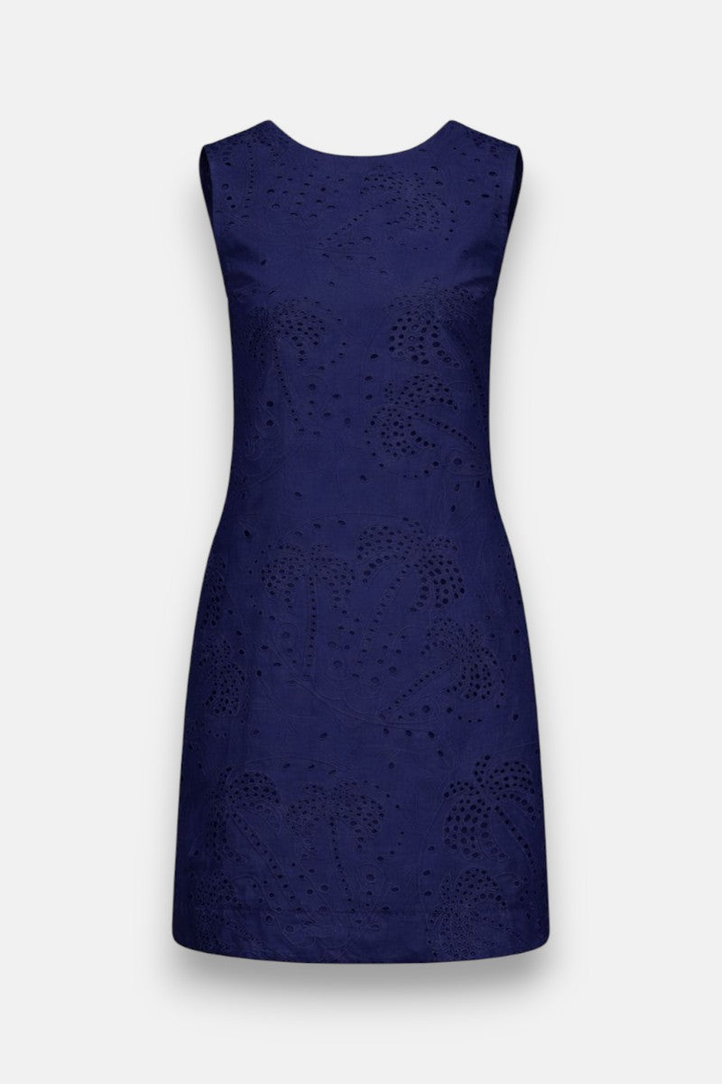 Ärmelloses, knielanges, marineblaues Minikleid von Princess Goes Hollywood mit Rundhalsausschnitt, gefertigt aus feiner Baumwolle. Mit gesticktem Ösenmuster mit wirbelnden und floralen Details auf einfarbig hellgrauem Hintergrund.
