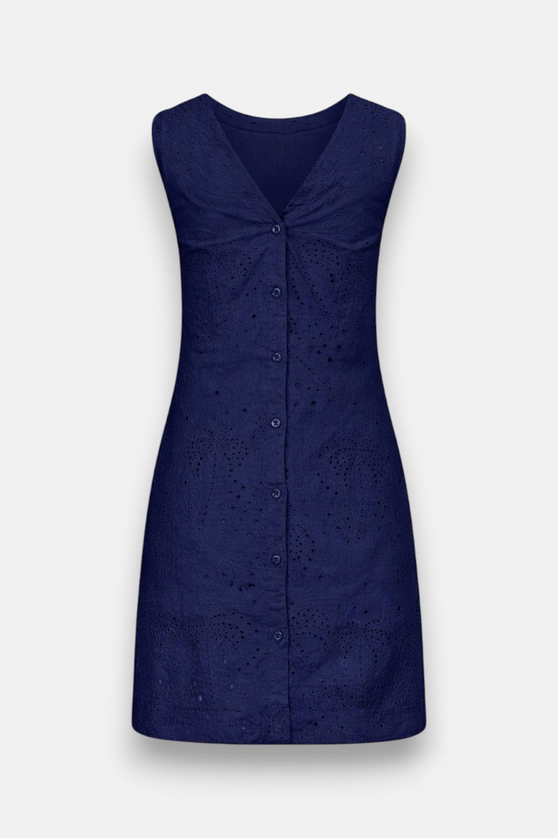 Ärmelloses, marineblaues Minikleid von Princess Goes Hollywood mit V-Ausschnitt, Knopfleiste und gestickter Lochstickerei auf Baumwolle. Der Saum fällt über das Knie. Abgebildet vor einem einfarbig weißen Hintergrund.