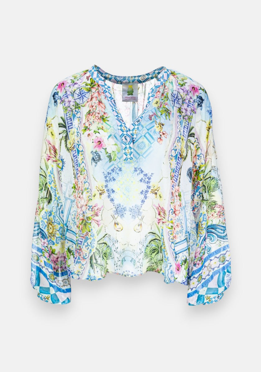 Eine langärmelige, fließende Princess Goes Hollywood Seidenbluse mit V-Ausschnitt, lockerer Passform und breiten Ballonärmeln. Ein farbenfroher Blumen- und Paisleymuster in Blau, Grün, Rosa und Gelb auf weißem Grund sorgt für zusätzliche Eleganz.