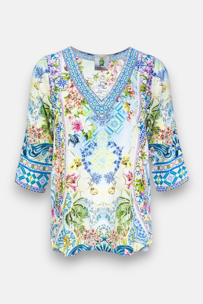 Locker sitzende, dreiviertelärmelige Princess Goes Hollywood Seiden Tunika mit symmetrischem Blumen- und Geometriedruck in Blau, Gelb, Grün und Rosa. Mit einem V-Ausschnitt und Ärmeln, die von verschlungenen blauen Mustern auf Weiß umrandet sind.