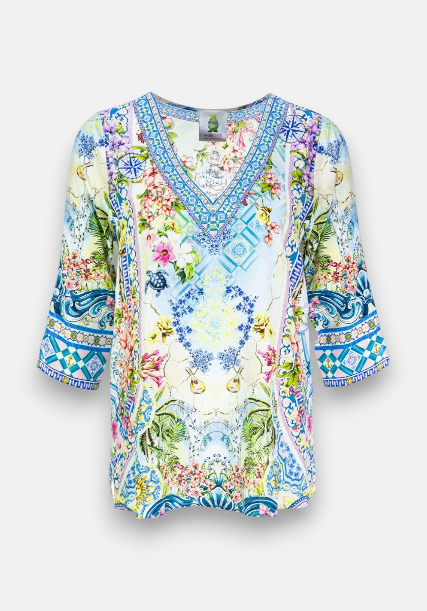 Princess Goes Hollywood präsentiert eine farbenfrohe, locker sitzende Seidentunika mit Dreiviertelärmeln, die mit floral-geometrischen Prints in Blau, Gelb, Rosa und Grün und einem V-Ausschnitt mit dekorativen blauen Mustern für einen Bohème-Touch sorgt.