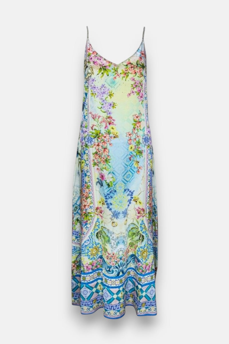 Ein ärmelloses Midikleid mit V-Ausschnitt von Princess Goes Hollywood mit dünnen Trägern, einem farbenfrohen Blumen- und geometrischen Pastelldruck, dekorativen Mustern für einen künstlerischen Look und dezenten Strass-Akzenten für elegantes Funkeln.