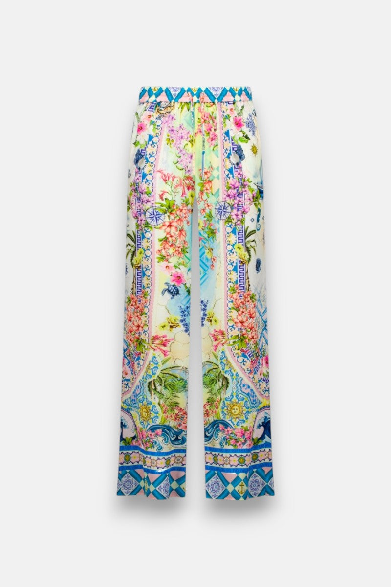 Die Princess Goes Hollywood Seidenhose mit weitem Bein besticht durch lebhafte florale und geometrische Muster in Blau, Grün, Pink und Gelb. Leichtes Material und ein elastischer Bund sorgen für Komfort, während die verschnörkelten Muster für einen auffälligen Look sorgen.