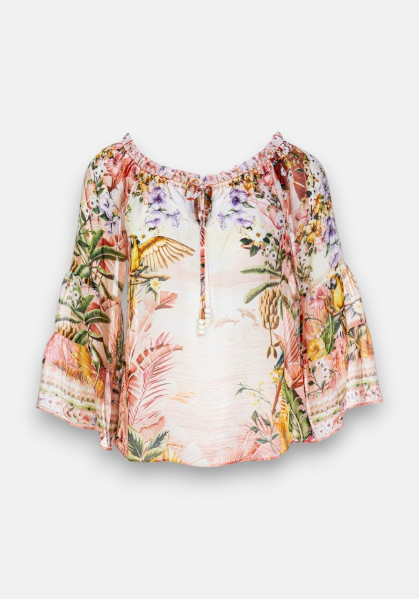 Das schulterfreie Carmenbluse Seide von Princess Goes Hollywood hat weite Ärmel und einen lebhaften tropischen Druck mit Vögeln, Blumen, Palmenblättern und Ananas in Rosa, Grün und Gelb auf Weiß. Der geraffte Ausschnitt wird vorne mit einem Band gebunden.