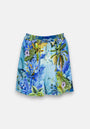 Die Badehose mit Tropical-Print von Princess Goes Hollywood hat einen elastischen Bund und ein lebendiges Muster aus blauen, grünen und gelben Palmenblättern, Blumen und Tukanen auf hellblauem Hintergrund. Perfekt, um Strandstimmung aufkommen zu lassen. Einfarbig weißer Hintergrund.