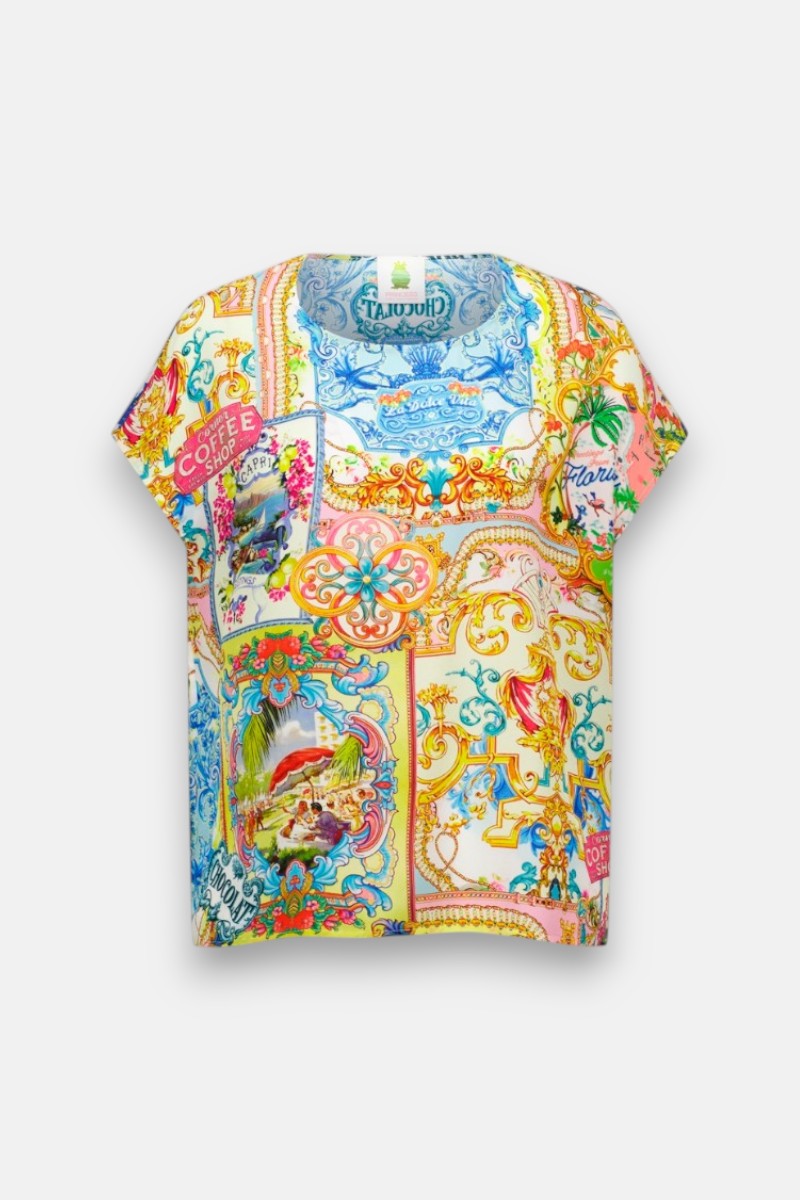 Kurzärmelige Damen-Shirt-Bluse von Princess Goes Hollywood mit einem bunten Patchwork aus verschnörkelten Mustern, Vintage-Postkarten und farbenfrohen Motiven mit detaillierten Rahmen, tropischen Vögeln, Blumen und Dolce Vita-inspirierten Reisedrucken auf der Rückseite.