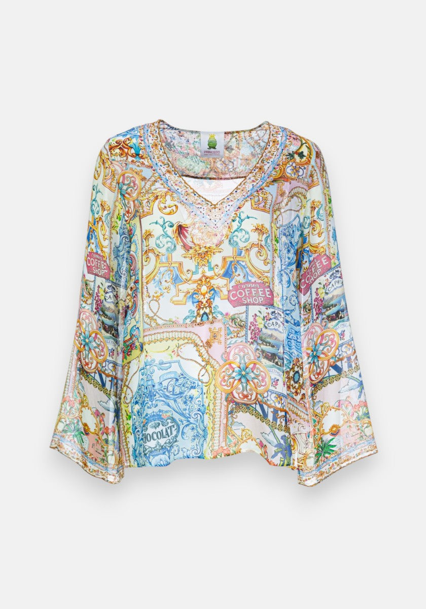 Princess Goes Hollywood Seidenbluse mit weitem V-Ausschnitt, verziert mit einem farbenfrohen Dolce-Vita-Druck mit Wirbeln, Blumen, Vintage-Motiven in Blau-, Gelb-, Orange- und Rosatönen sowie Retro-"COFFEE"-Schriftzügen.