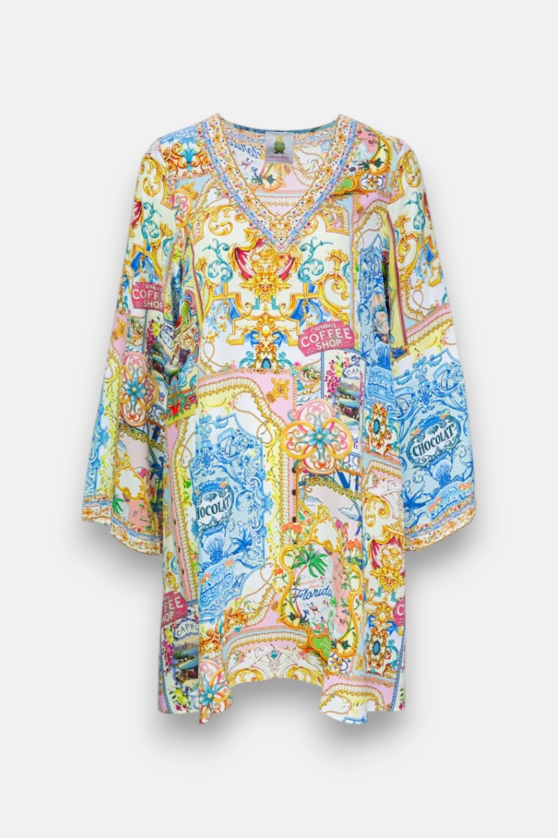 Das farbenfrohe, locker sitzende Blusenkleid Seide von Princess Goes Hollywood hat lange Ärmel, einen V-Ausschnitt Strass und einen Dolce Vita-Print mit verschnörkelten Barockwirbeln, filigranen, pastellfarbenen Einsätzen sowie Kaffee- und Schokoladenmotiven.