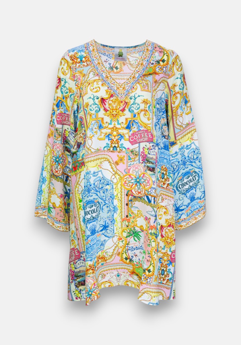 Dieses langärmelige Blusenkleid von Princess Goes Hollywood hat einen Dolce Vita-Druck mit goldenen Verzierungen, pastellfarbenen Blumen, blauen Schnörkeln und Vintage-Kaffee-Etiketten. Die Tunika mit V-Ausschnitt bietet eine entspannte, elegante Passform.