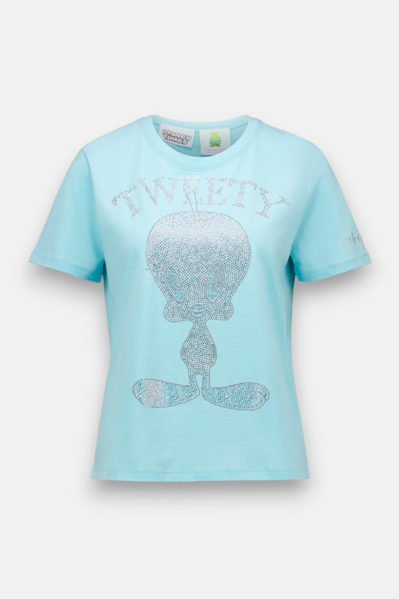 Das hellblaue, kurzärmelige T-Shirt von Princess Goes Hollywood aus Baumwolle hat einen großen, glitzernden Tweety-Umriss auf der Vorderseite mit "TWEETY" in silberner Strassdeko darüber, einen Rundhalsausschnitt und eine lockere Passform. Auf einfarbig weißem Hintergrund abgebildet.