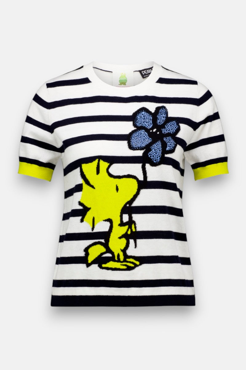 Der kurzärmelige Pullover Princess Goes Hollywood ist aus einer Baumwoll-Kaschmirmischung mit schwarzen und weißen Streifen gefertigt. Er zeigt ein großes gelbes Woodstock-Motiv, das eine blaue Blume hält, sowie neongelbe Details an Kragen und Ärmeln.