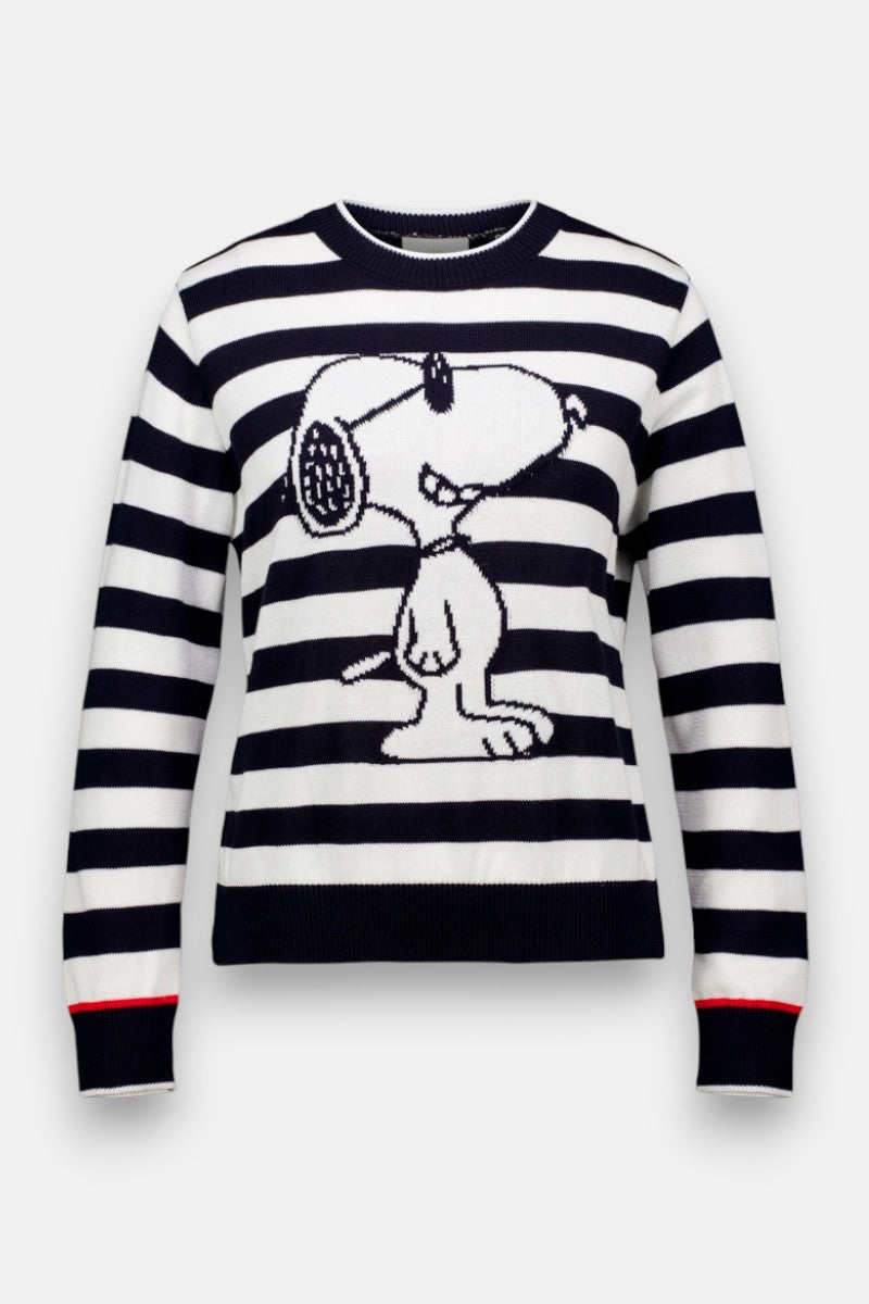 Der gestreifte Baumwollmix-Pullover von Princess Goes Hollywood zeigt ein großes Snoopy-Motiv, lange Ärmel und rote Abschlüsse an den Bündchen. Das Modell wird vor einem hellgrauen Hintergrund präsentiert.