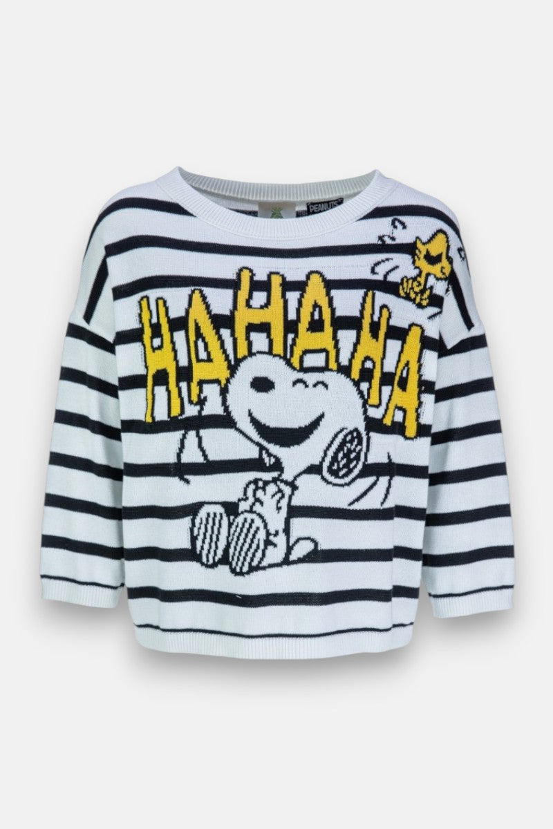 Ein gestreifter Pullover von Princess Goes Hollywood mit hohem Baumwollanteil zeigt Snoopy lachend mit Woodstock, umgeben von drei gelben HAHAHA-Texten. Der weiße Sweater hat lange Ärmel und einen klassischen Rundhalsausschnitt.
