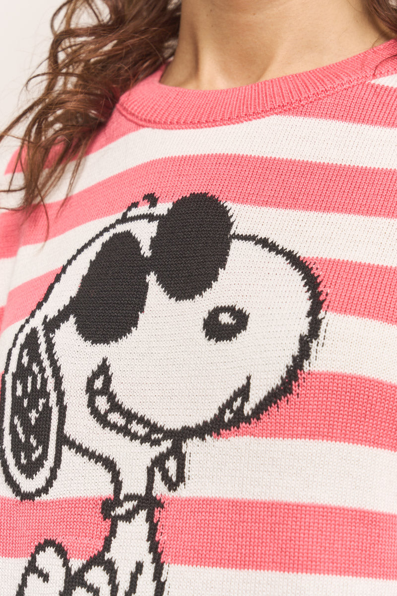 Nahaufnahme einer Person im gestreiften Pullover aus Baumwollemix in Pink und Weiß von Princess Goes Hollywood mit großem Snoopy-Motiv: Der bekannte Hund lächelt und trägt schwarze Sonnenbrillen. Sichtbar sind nur Untergesicht und Hals.