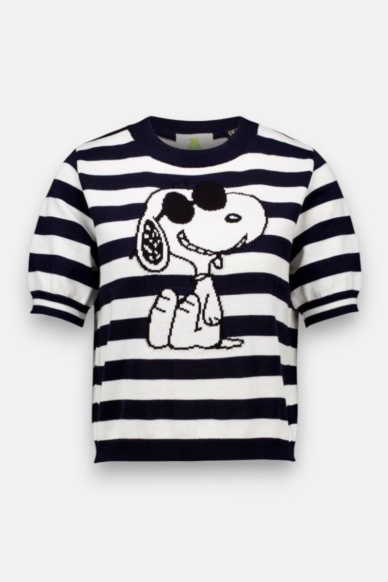 Kurzärmeliger, schwarz-weiß gestreifter Pullover von Princess Goes Hollywood mit einem großen Snoopy-Motiv mit Sonnenbrille auf der Vorderseite. Aus einer weichen Baumwollmischung mit gerippten Bündchen, Kragen und Saum. Einfarbig weißer Hintergrund.