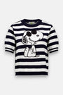 Kurzärmeliger, schwarz-weiß gestreifter Pullover von Princess Goes Hollywood mit einem großen Snoopy-Motiv mit Sonnenbrille auf der Vorderseite. Aus einer weichen Baumwollmischung mit gerippten Bündchen, Kragen und Saum. Einfarbig weißer Hintergrund.