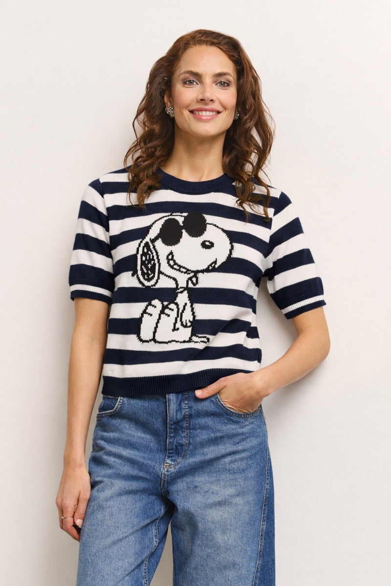 Eine lächelnde Frau mit gewelltem braunem Haar trägt einen Princess Goes Hollywood gestreifter Pullover aus Baumwollemix mit großem Snoopy-Motiv und Sonnenbrille, kombiniert mit hochgeschnittenen blauen Jeans. Sie steht vor hellem Hintergrund, eine Hand in der Tasche.