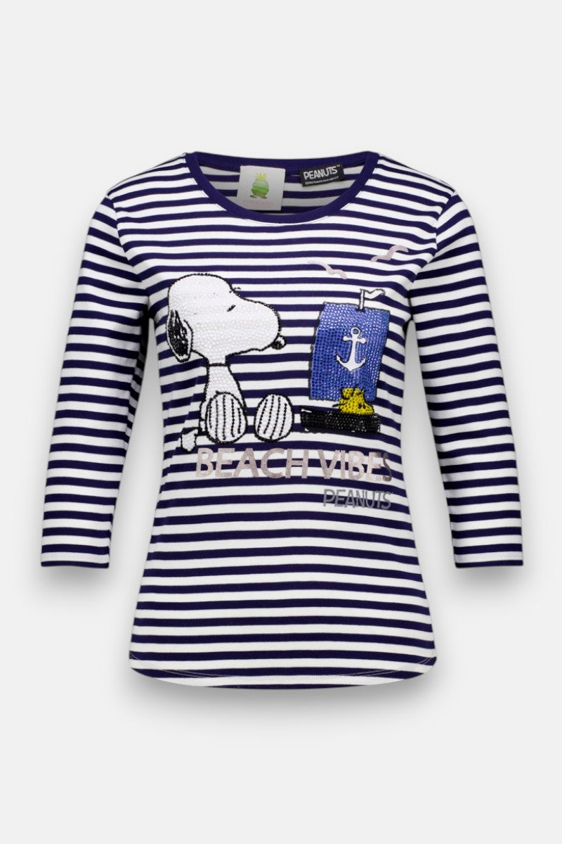 Ein gestreiftes Langarmshirt von Princess Goes Hollywood aus weicher Baumwolle mit Snoopy-Print, Woodstock neben einer blauen Flagge sowie den Schriftzügen "BEACH VIBE" und "PEANUTS". Rundhalsausschnitt für bequemen Sitz.
