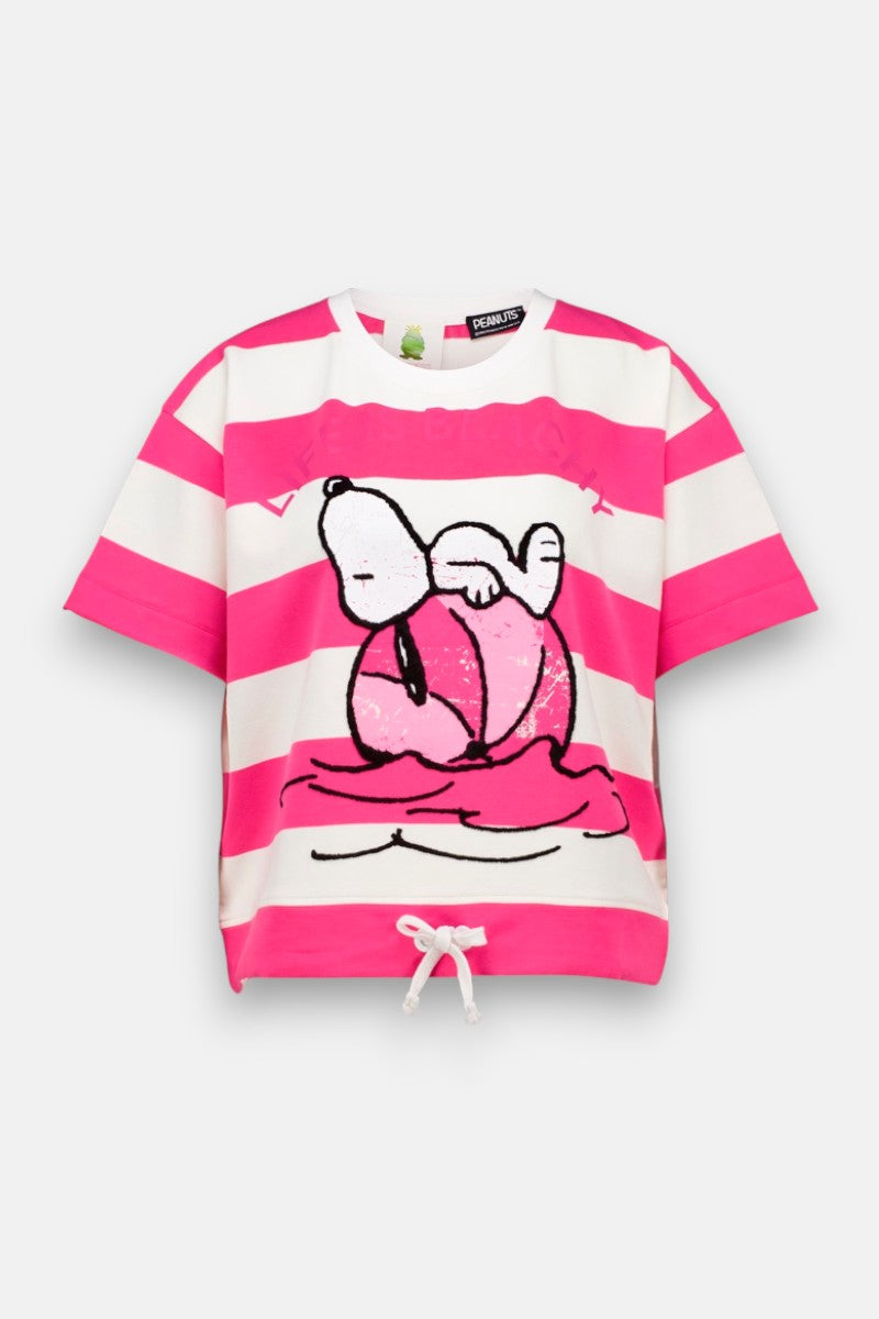 Ein gestreiftes Sweat-T-Shirt von Princess Goes Hollywood aus weichem Baumwollmix mit pink-weißen Streifen zeigt Snoopy auf einer Decke, hat kurze Ärmel, Kordelzug am Saum und ein sichtbares Peanuts-Label am Ausschnitt.