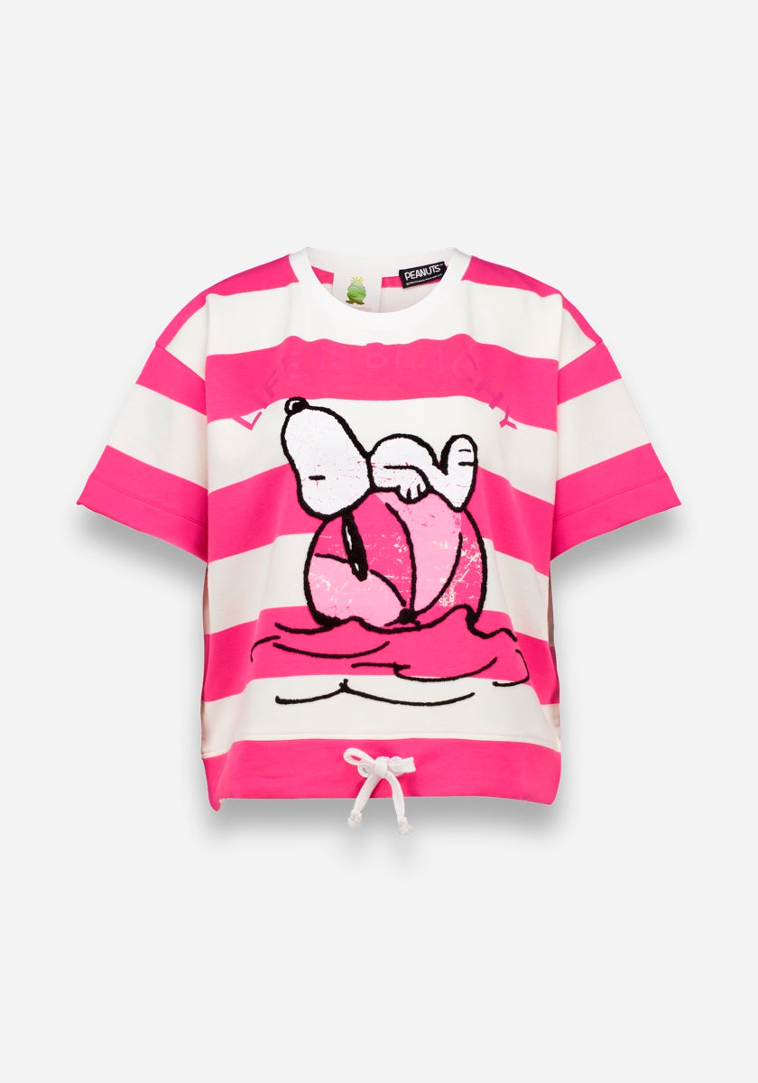 Das gestreifte Princess Goes Hollywood Sweat-T-Shirt mit Snoopy-Print hat weiche rosa und weiße Streifen, eine lockere, kastenförmige Passform, einen Kordelzug am Saum und Snoopy, der sich auf einer rosa Decke ausruht, und ist aus einer kuscheligen Baumwollmischung gefertigt.