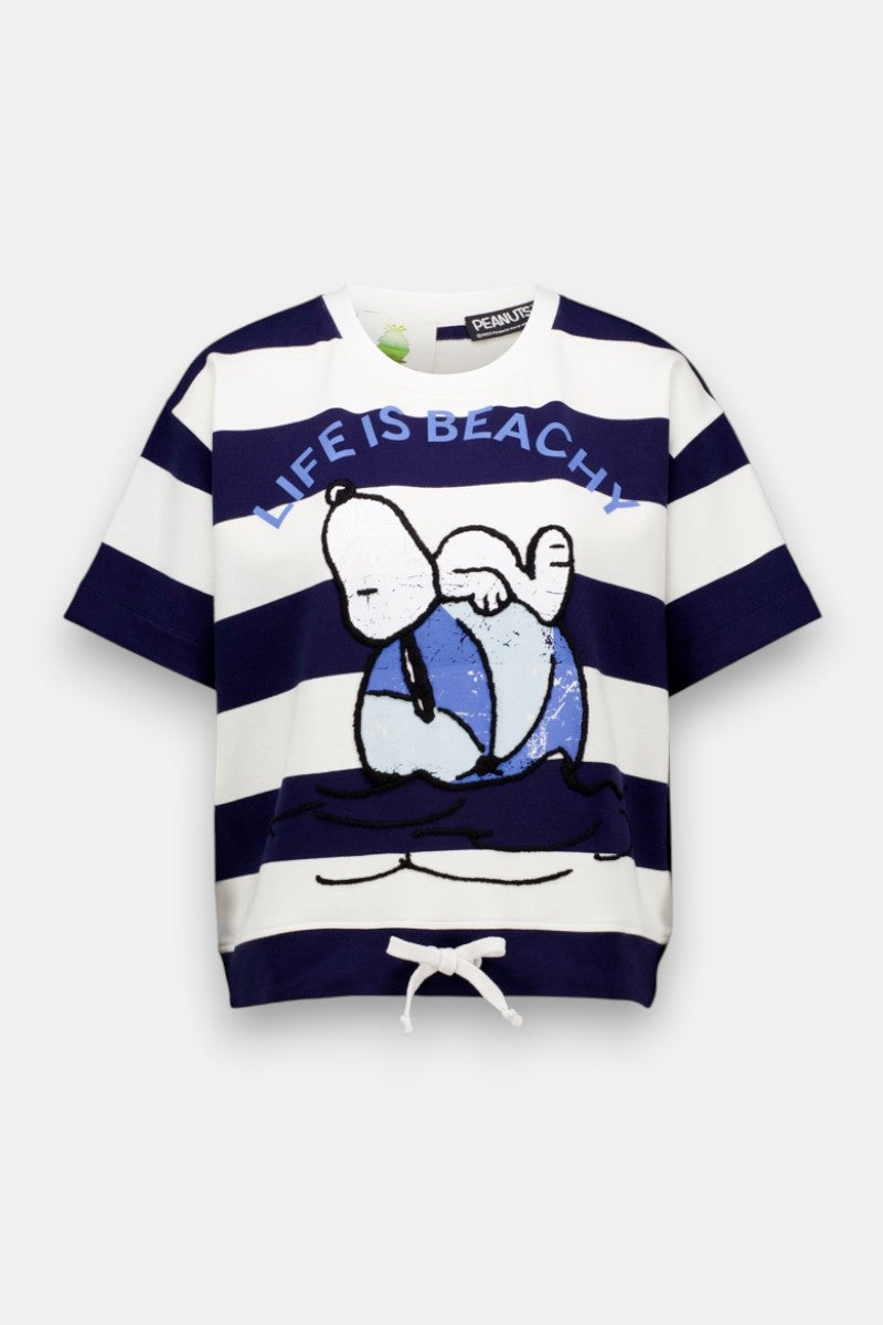Das kurzärmelige Princess Goes Hollywood Sweat-T-Shirt mit Snoopy-Print hat ein bequemes Baumwollgemisch, breite marineblaue und weiße Streifen, Snoopy auf einem blauen Strandball mit "LIFE IS BEACHY" darüber und einen Kordelzug am Saum.