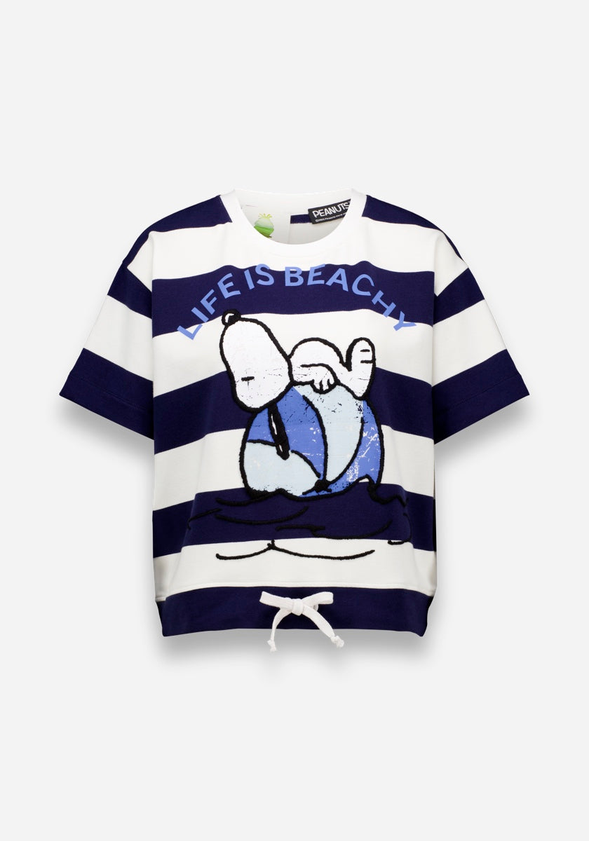 Dieses kurzärmelige, marineblau-weiß gestreifte Sweat-T-Shirt von Princess Goes Hollywood hat einen Snoopy-Aufdruck auf einem blauen Strandball, den Text "LIFE IS BEACHY", einen Rundhalsausschnitt, einen Kordelzug am Saum, eine weiche Baumwollmischung und ein Peanuts-Label im Kragen.