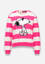 Ein gestreiftes Sweatshirt von Princess Goes Hollywood aus weichem Baumwollmix mit breiten rosa-weißen Streifen, großem Snoopy-Print vorn und gerippten Kragen, Bündchen sowie Saum in solidem Pink.