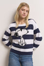 Eine Frau posiert für ein Foto in einem gestreiften Sweatshirt mit Snoopy-Print von Princess Goes Hollywood.