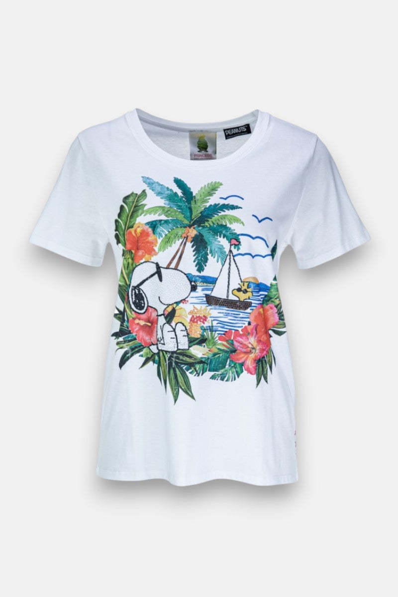 Dieses Princess Goes Hollywood Snoopy T-Shirt aus weicher Baumwolle zeigt einen lebendigen Druck von Snoopy unter Palmen, Woodstock beim Segeln und tropische Blumen mit grünen Blättern. Strassdeko-Details sorgen für einen zusätzlichen Hauch von Glitzer für einen sommerlichen Look.