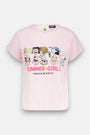 Hellrosa Princess Goes Hollywood T-Shirt aus Baumwolle mit gekrempelten Ärmeln und einem Peanuts-Aufdruck von Sally, Lucy, Peppermint Patty, Marcie und Snoopy in Sommeroutfits. Darunter der Text "SUMMER GIRLS PRINCESS PEANUTS" in rosa/gelb. Weißer Hintergrund.
