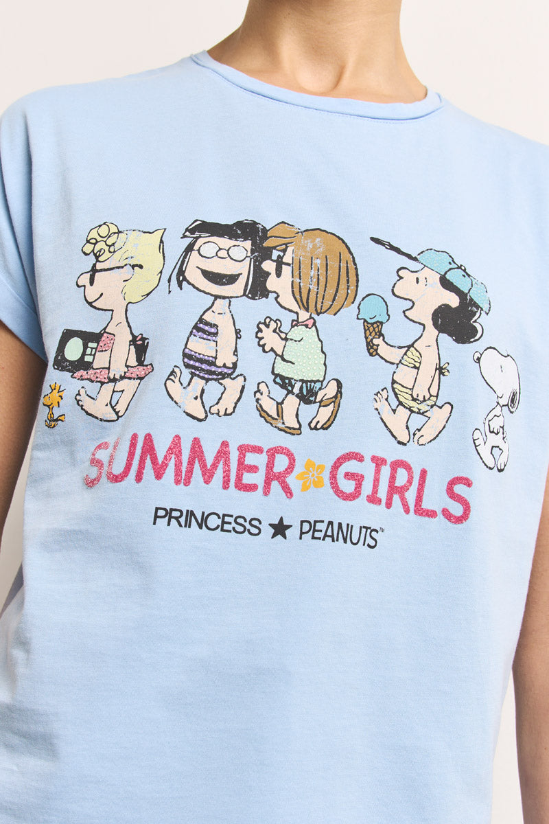 Jemand trägt ein hellblaues Princess Goes Hollywood Peanuts-Baumwoll-T-Shirt mit Schroeder, Lucy, Peppermint Patty und Marcie in Badeanzügen, Snoopy auf der rechten Seite und dem Aufdruck "SUMMER GIRLS PRINCESS PEANUTS" darunter.