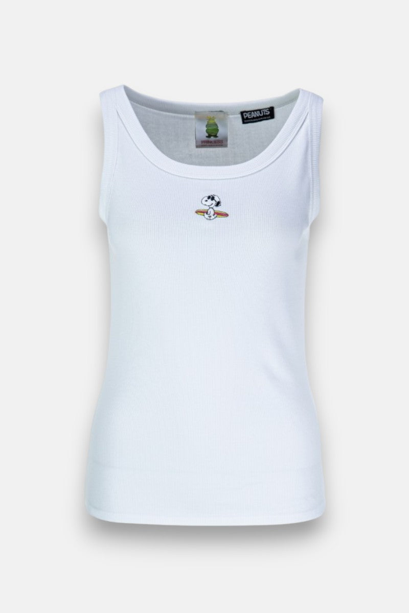 Ein weißes, ärmelloses geripptes Tanktop von Princess Goes Hollywood mit Scoop-Ausschnitt. Auf der Vorderseite ist Snoopy auf einem gelben Surfbrett gestickt. Aus Baumwoll-Stretch, zwei Etiketten innen am Hals.