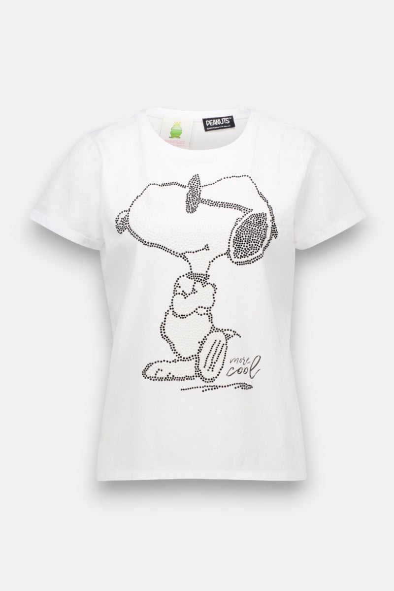 Ein weißes Snoopy-T-Shirt aus Baumwolle von Princess Goes Hollywood mit einer gepunkteten Illustration von Snoopy mit Sonnenbrille, Woodstock auf dem Bauch und "more cool" in Kursivschrift unter dem Bild.