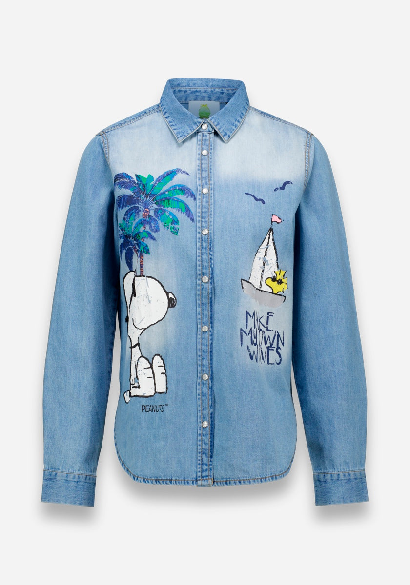 Jeanshemd von Princess Goes Hollywood in Hellblau aus Baumwolle mit Button-Closure. Vorne Snoopy-Print: links Snoopy zur Palme blickend, rechts Woodstock auf Segelboot, "Make Your Own Waves" und zwei fliegende Vögel.