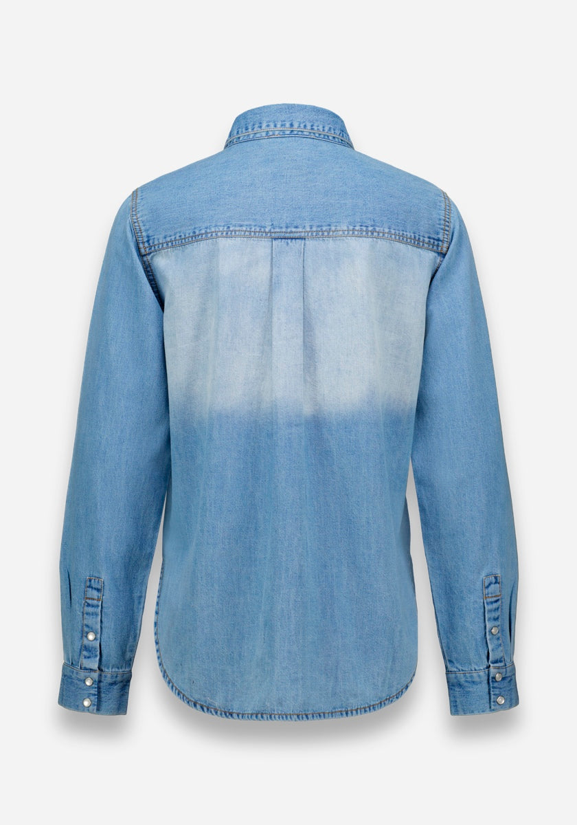 Hellblaues Princess Goes Hollywood Jeanshemd aus Baumwolle, von hinten gesehen, mit langen Ärmeln und geknöpften Manschetten, spitzem Kragen, gerader Passe, leicht verblichenem Mittelteil, sichtbaren Nähten und abgerundetem Saum.