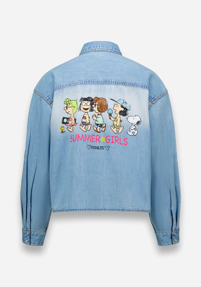 Das hellblaue Princess Goes Hollywood Peanuts-Print Jeanshemd zeigt Lucy, Peppermint Patty, Marcie und Snoopy in sommerlichen Outfits mit "SUMMER GIRLS" in bunten Buchstaben und "PEANUTS" mit zwei Herzen darunter.