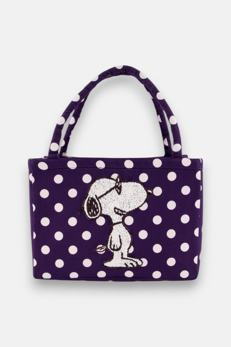 Eine kleine, lilafarbene Baumwollcanvas-Tasche von Princess Goes Hollywood mit weißen Tupfen, Snoopy-Stickerei auf der Vorderseite, zwei kurzen, gepolsterten Griffen und einer rechteckigen Form - perfekt für das Wesentliche.