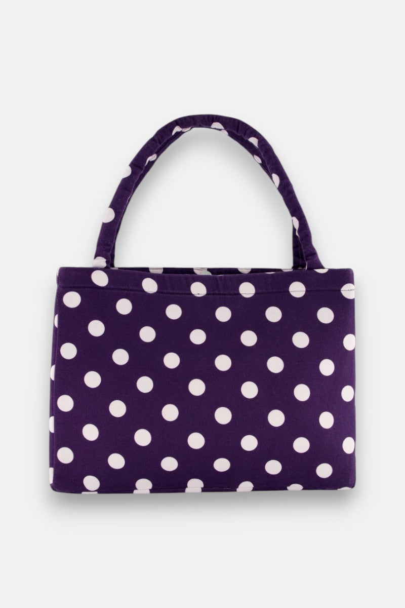 Die rechteckige Baumwollcanvas-Tasche Princess Goes Hollywood hat einen gepolsterten Griff, einen dunkelvioletten Hintergrund mit weißen Tupfen, passt auf einen 15-Zoll-Laptop und ist auf einem schlichten weißen Hintergrund abgebildet.