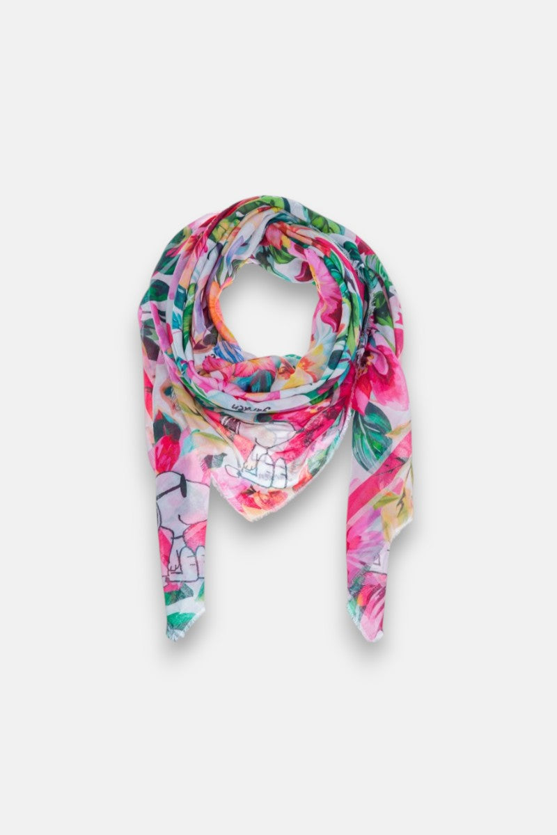 Ein großes Princess Goes Hollywood-Tuch mit einem leuchtenden Blumenmuster in Rosa, Grün, Gelb und Blau ist mit der Spitze nach unten zu einem Dreieck gefaltet und steht auf einem schlichten weißen Hintergrund.