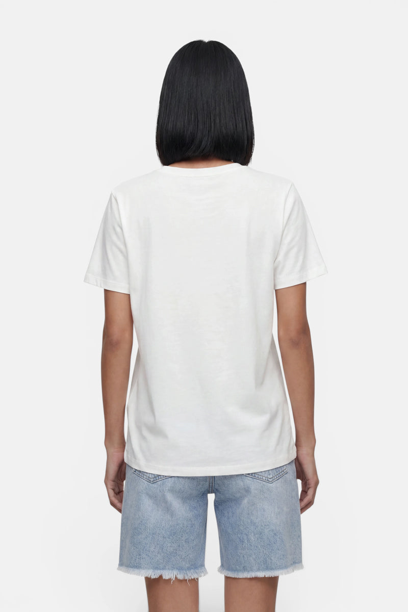 Eine Person mit glattem, schulterlangem schwarzem Haar ist von hinten zu sehen. Sie trägt ein schlichtes weißes T-Shirt mit kurzen Ärmeln und hellblaue „Princess Goes Hollywood“-Jeansshorts mit ausgefranstem Saum vor einem schlichten weißen Hintergrund.