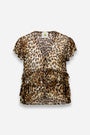 Eine durchsichtige, kurzärmelige Bluse von Princess Goes Hollywood mit braunem und schwarzem Leopardenmuster, V-Ausschnitt, gerafften Lagen und Bindebändern auf der Vorderseite ist auf einem schlichten weißen Hintergrund zu sehen.