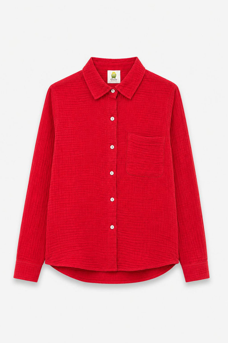 Eine leuchtend rote, langärmelige Damen-Hemdbluse aus Cord von Princess Goes Hollywood mit Brusttasche, weißen Knöpfen auf der Vorderseite und klassischem Kragen liegt flach auf einem schlichten weißen Hintergrund.