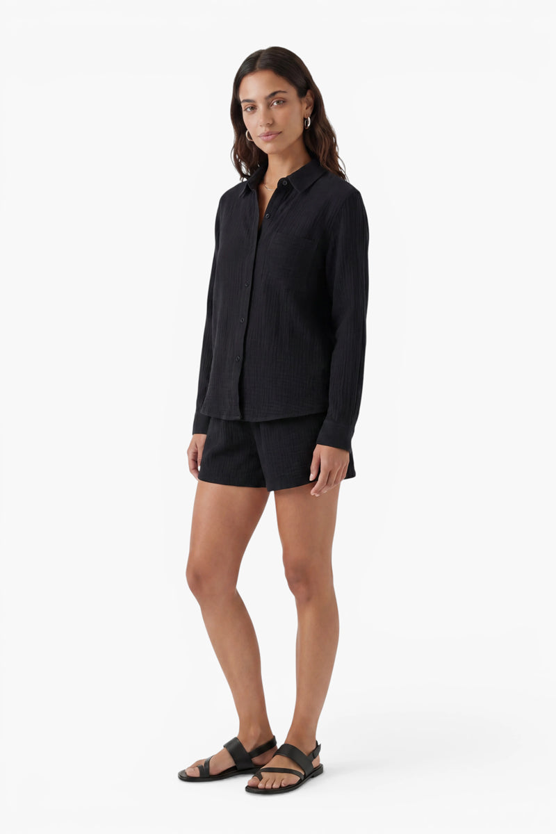 Vor einem weißen Hintergrund steht eine Frau mit langen, welligen Haaren. Sie trägt ein schwarzes Langarmshirt von „Princess Goes Hollywood“ und eine dazu passende kurze Hose aus Baumwollmusselin. Ihre Arme liegen an den Seiten, und ihr Gesichtsausdruck ist neutral. Limitierte Auflage.