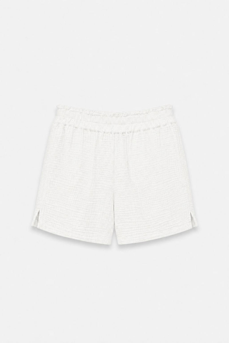 Die weißen Baumwollmusselin-Shorts „Princess Goes Hollywood“ für Damen verfügen über einen elastischen Bund, eine dezente Knitteroptik, kleine Seitenschlitze, eine lockere Passform sowie keine sichtbaren Taschen oder Verschlüsse. Abgebildet vor einem schlichten weißen Hintergrund. Limitierte Auflage.