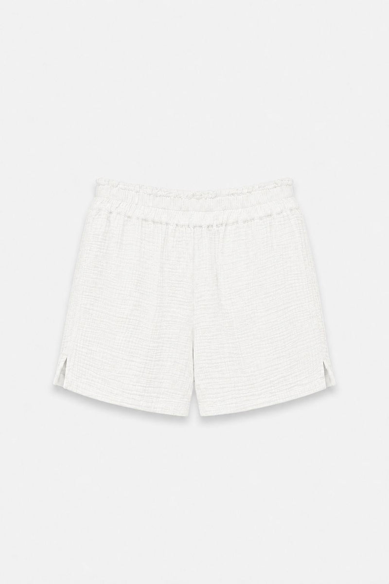 Eine weiße, strukturierte Baumwollmusselin-Shorts für Damen von Princess Goes Hollywood mit elastischem Bund und kleinen Seitenschlitzen am Saum. Diese Limited Edition bietet eine lockere Passform für schlichten, lässigen Tragekomfort. Abgebildet auf einem schlichten weißen Hintergrund.